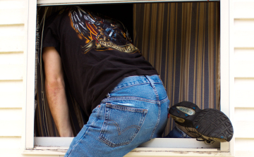 Bemászott a nyitott ablakon