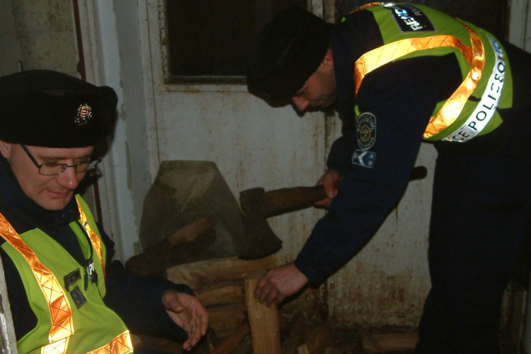 Rendőrök hasogatták fel az idős férfinek a tüzifát