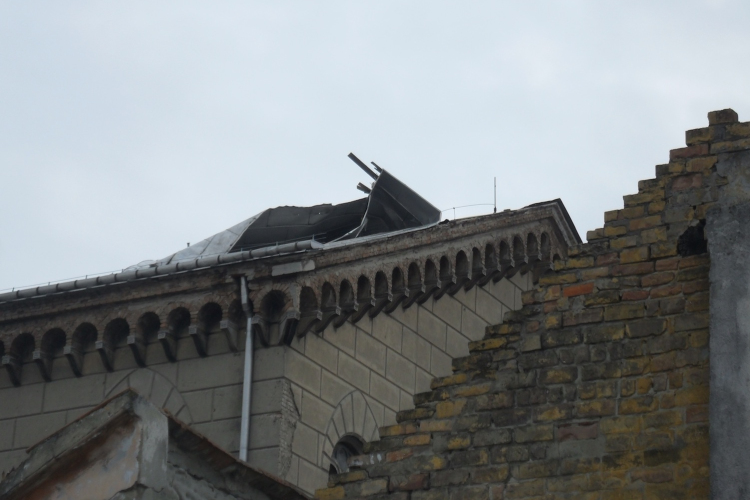 A Zsinagóga tetejét is megbontotta a szél