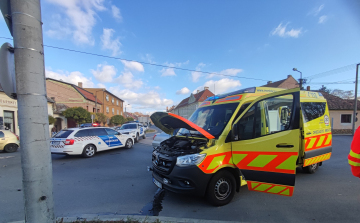 Szirénázó mentőautó karambolozott a körforgalomban