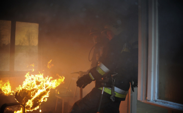 Lakástűz volt a Csatorna utcában