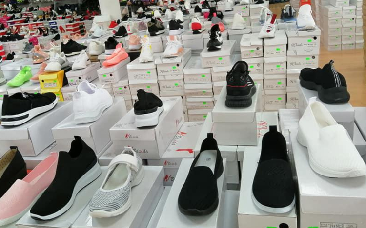 Hamis cipőket árult a pápai kínai üzlet