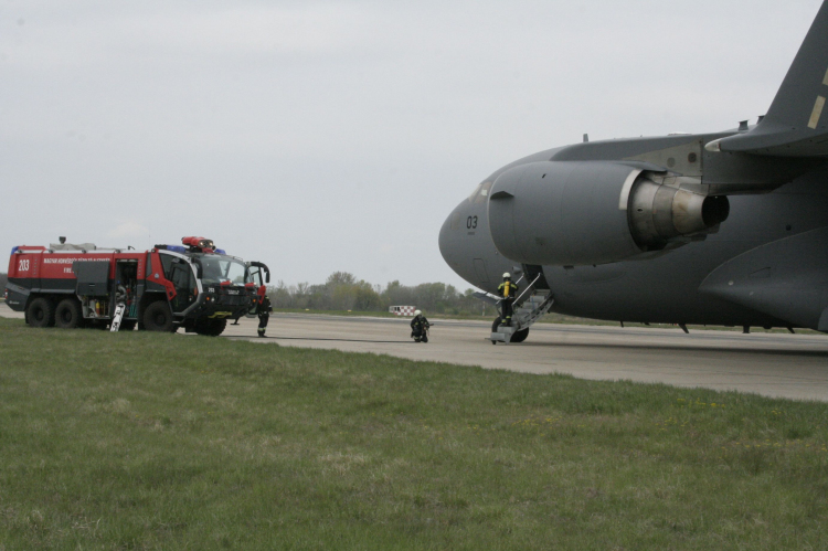 Baleset a Bázisrepülőtéren - Ez történne, ha egy C-17-es leszaladna kifutópályáról