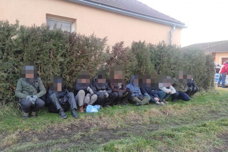 Tolták a lerobbant autójukat az Adásztevelen elfogott migránsok