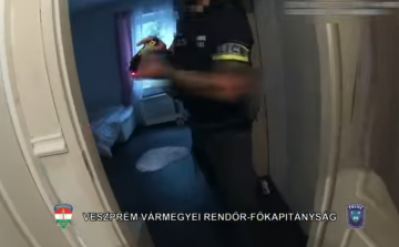 Mosógéppel barikádozta el az ajtót a körözött pápai férfi - Videó