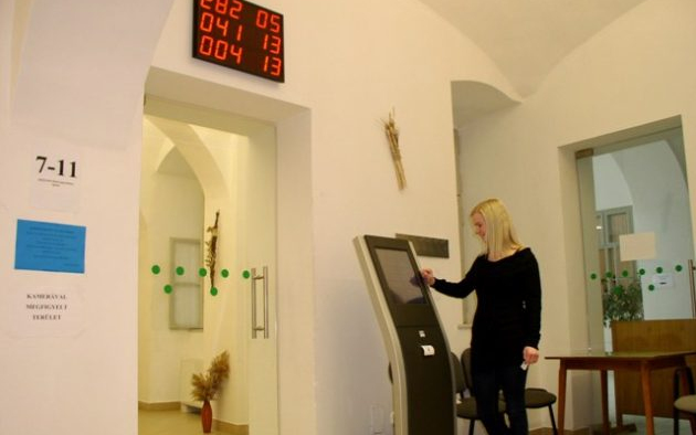 Ügyfélbarát nyitva tartás a Pápai Okmányirodában