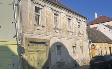 Több konténernyi szemetet szállíttatott el az önkormányzat a Korvin 13-ból