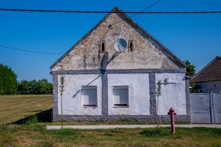 Béb polgármestere egyedüli licitálóként vásárolta meg egy négygyermekes család házát