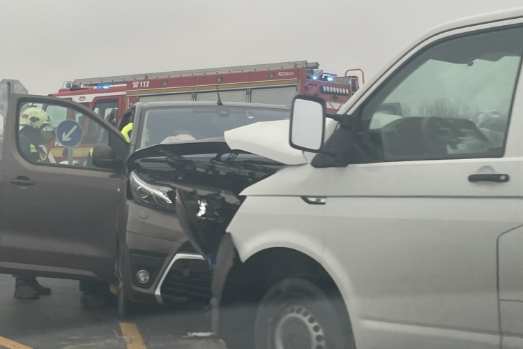 Frontálisan ütközött két autó a 83-ason Pápánál, teljes az útzár!