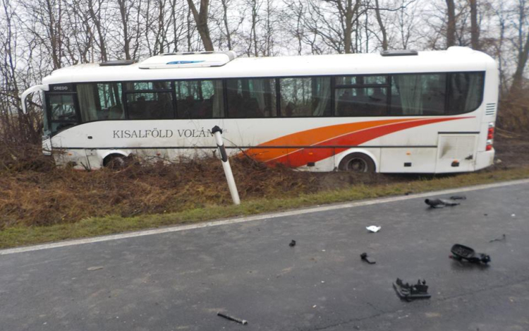 Autóbusz üközött Győrnél - Egy ember meghalt