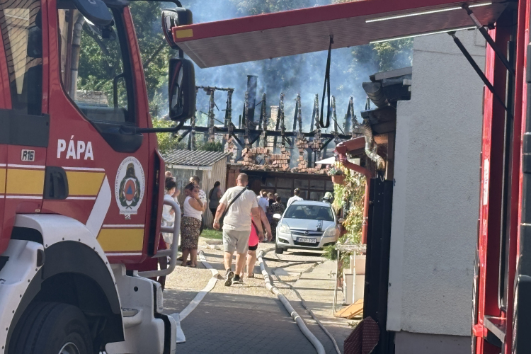 Négy vízsugárral oltják a lángokat a Török Bálint utcában