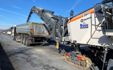 Megsérült a burkolat a tömegbaleset helyszínén, kicserélik az aszfaltot