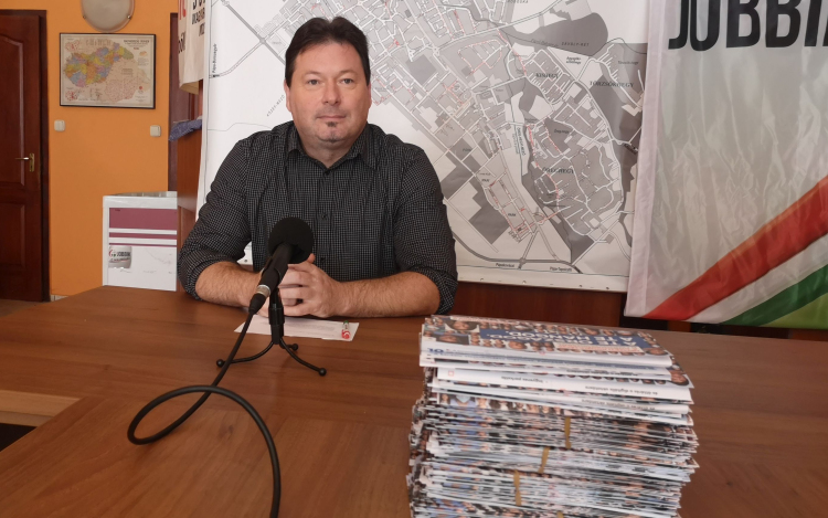 Több mint 500 darab nemzeti konzultációs kérdőívet gyűjtöttek össze Süle Zsolték