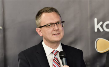 Rétvári Bence: azt szeretnénk, ha 2025-re egy pedagógus átlagosan 800 ezer forintot keresne