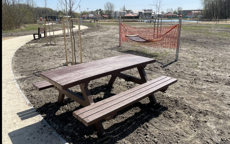 Megrongált egy táblát egy fiatal a Külső-Várkertben