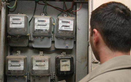 Villanyóra leolvasónak adta ki magát