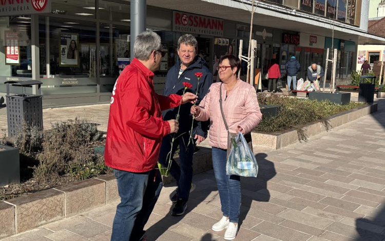 Piros szegfűvel köszöntik a nőket, immáron 35 éve