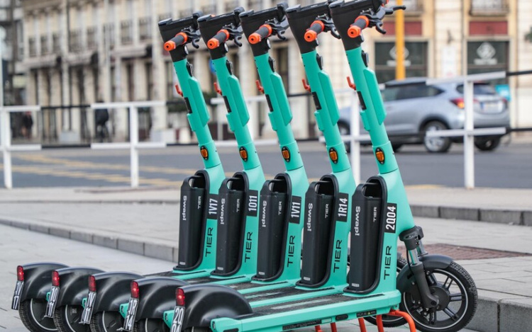 Hamarosan Pápára is megérkeznek a bérelhető e-rollerek