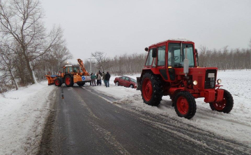 Elakadt kamionok, árokba csúszott autók, nehezen járható utak