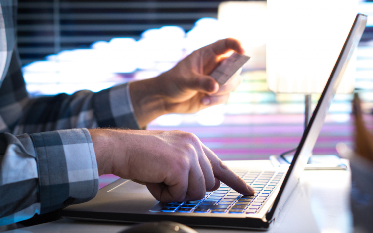 Előszeretettel használják online csalók a netes piactereket