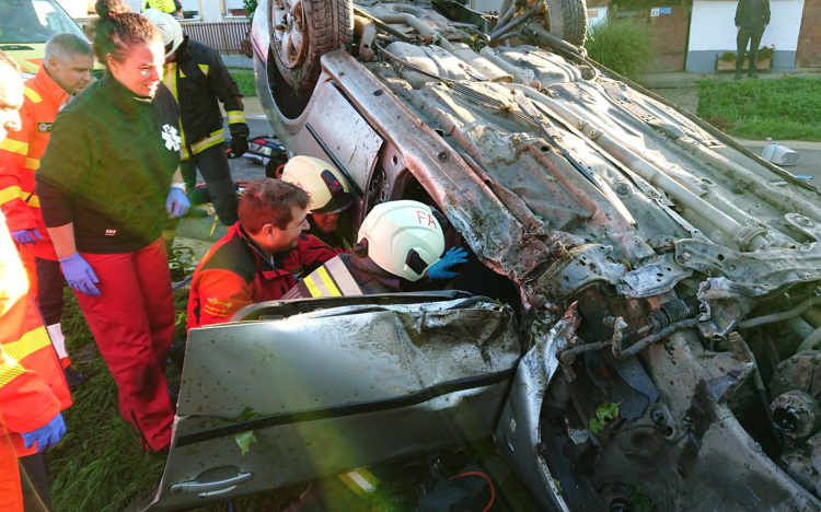Felborult egy autó Kiscsőszön, a pápai tűzoltók vágták ki a roncsból a sérültet