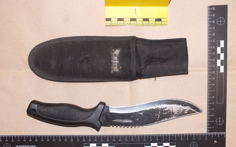 Késsel fenyegetőzött egy 25 éves férfi Pápán 