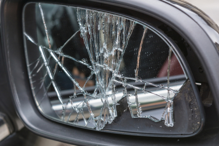 Két baleset a 83-ason, többen megsérültek