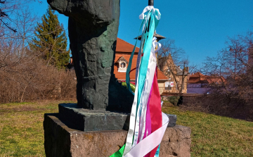 »Köss egy szalagot Petőfi vándorbotjára!«
