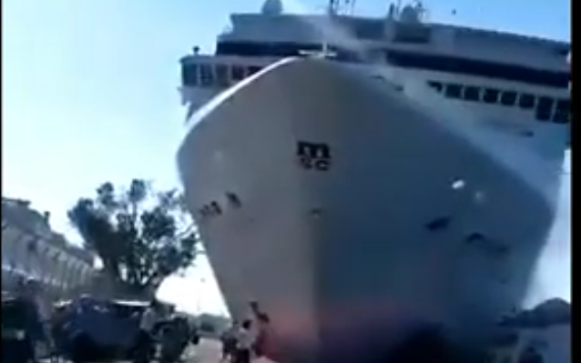 Elképesztő videó: Elszabadult egy tengerjáró Velencében