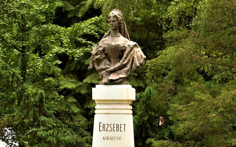 Pápai szobrot a »magyar nemzet védangyalának«!