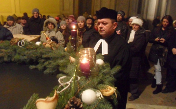 Ég a harmadik gyertya is az adventi koszorún