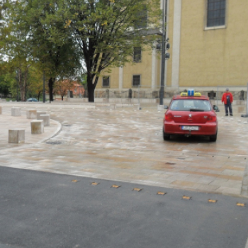Átadták a pápai Fő teret az autósoknak is