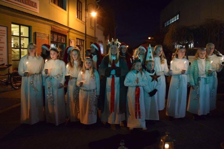 Ne lepődjön meg, ha fehér ruhás gyerekeket lát a Kossuth utcán
