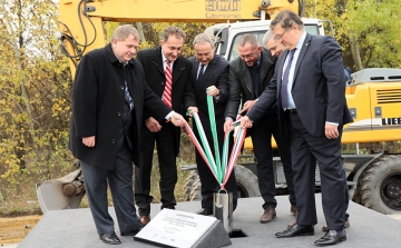 Letették az új 83-as út alapkövét Győrben