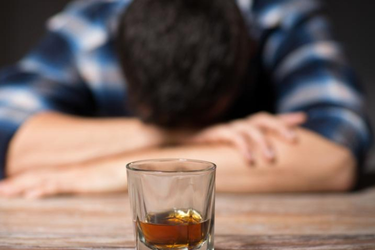 Kaput és zárat rongált, sőt még a kukát is kiborította 