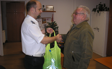 Ajándékcsomag a „Látni és látszani” akció pápai nyertesének