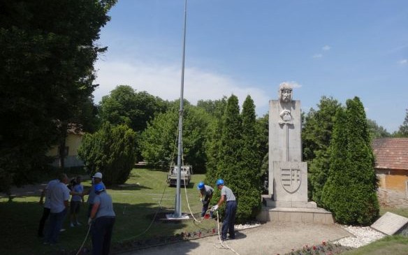 Új zászlótartó rúd áll az Országzászló emlékműnél