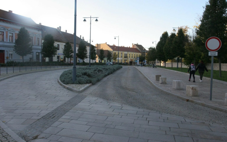 Félpályás útzár a Fő téren