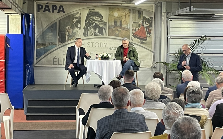 Lázár János ezúttal egy átfogó helyzetértékeléssel érkezett Pápára