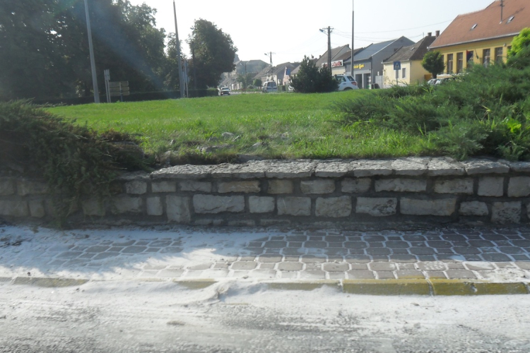 Lopott autóval hajtottak fiatalok a csókai körforgalomnak