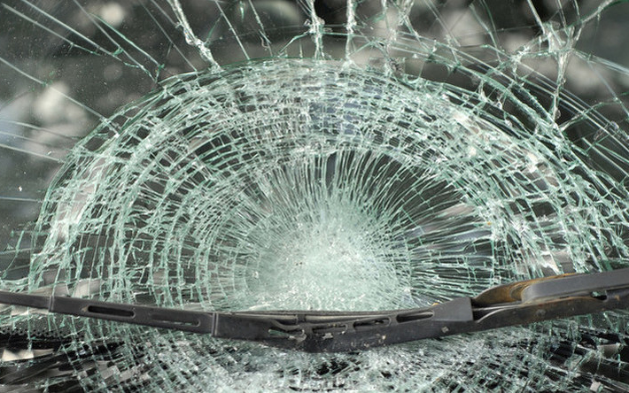 Árokba hajtott egy autó Tétnél a 83-ason, ketten megsérültek