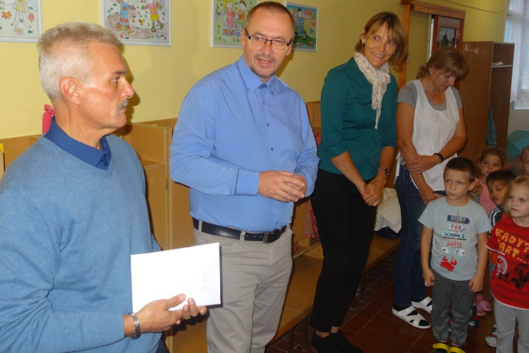 Átadták a városrészi majálison összegyűlt adományokat