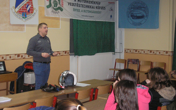 Interaktív előadás a biztonságos közlekedésről