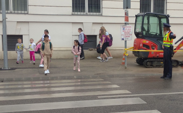 Egyenruhások segítik a diákok közlekedését szeptemberben