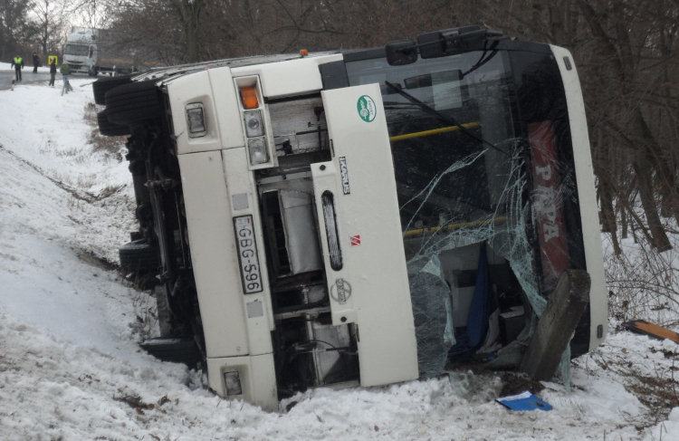 Súlyos buszbaleset a 83-ason!
