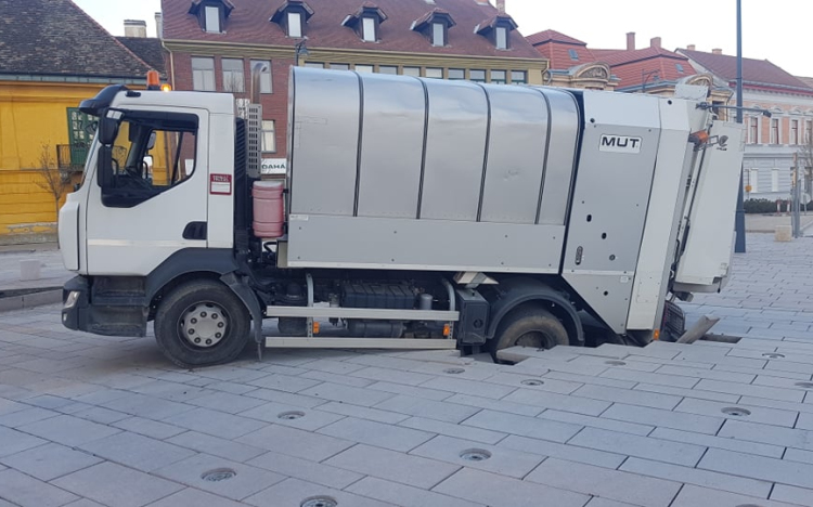 Beszakadt szökőkút: A Közszolg vállalja a felelősséget és megtéríti az okozott kárt