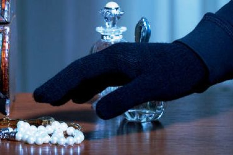 Ékszereket és pénzt lopott az idős asszonytól