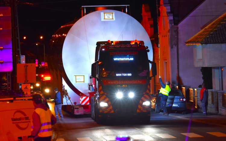 Jókora tartályt szállítottak át a városon