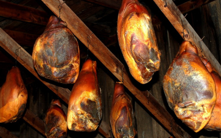 Sonkát, szalonnát és füstült csülköt lopott a padlásról