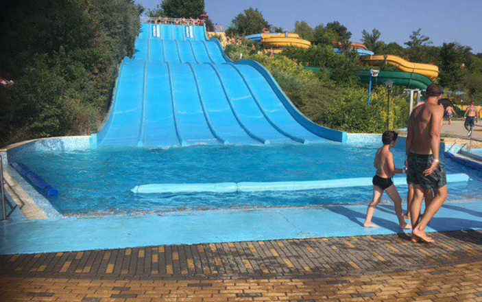 Kacsakőként pattogott a vízen, majd a térkövön landolt. Combcsonttörést szenvedett